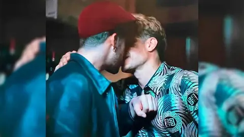 Bad Bunny y Gael García protagonizaron un beso en imágenes filtradas de 'Cassandro'