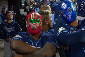 El Randy Arozarena más mexicano celebra cuadrangular de Isaac Paredes al estilo Lucha Libre