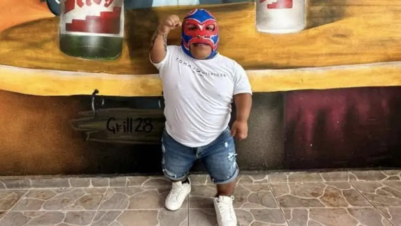 Microman aplaude a Medio Metro Bueno por subirse a un ring de lucha libre