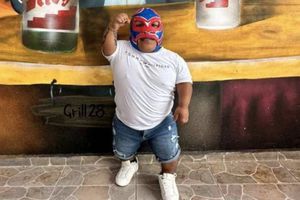 Microman aplaude a Medio Metro Bueno por subirse a un ring de lucha libre