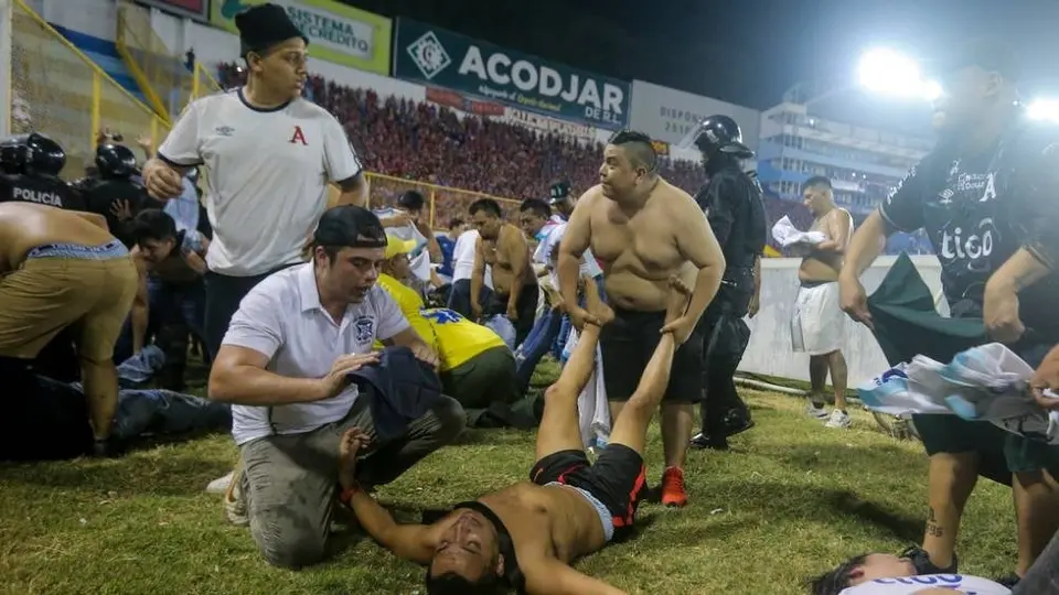 Estampida en El Salvador se une a las peores tragedias en estadio de futbol