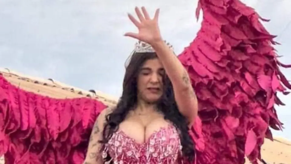 Karely Ruíz fue recibida con 'huevazos' en Carnaval de Guaymas y escoltada por la SEMAR