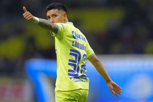 América: Alejandro Zendejas celebró eufórico golazo de Leo Suárez en la tribuna