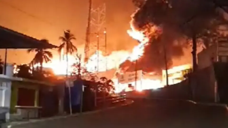Se registra fuerte incendio en la refinería de Minatitlán, Veracruz
