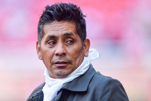 Jorge Campos apoya con 15 mil pesos a un exentrenador que ahora recolecta PET