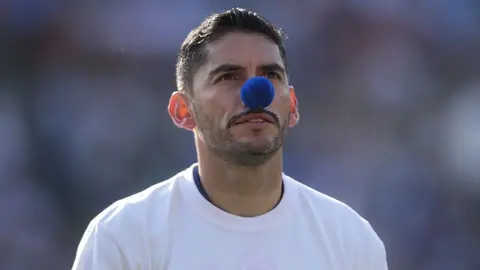 Jesús Corona cumple el sueño de joven aficionada previo al partido de este sábado
