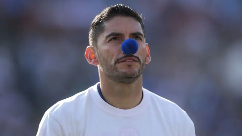 Jesús Corona cumple el sueño de joven aficionada previo al partido de este sábado