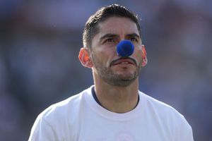 Jesús Corona cumple el sueño de joven aficionada previo al partido de este sábado