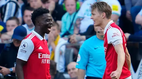 Arsenal vence al Newcastle y sigue en la puja por la Premier League ante el Manchester City