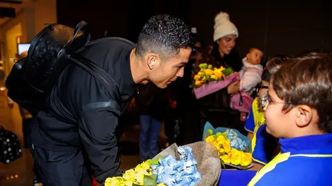 Cristiano Ronaldo: Fue recibido por decenas de aficionados en Arabia Saudita
