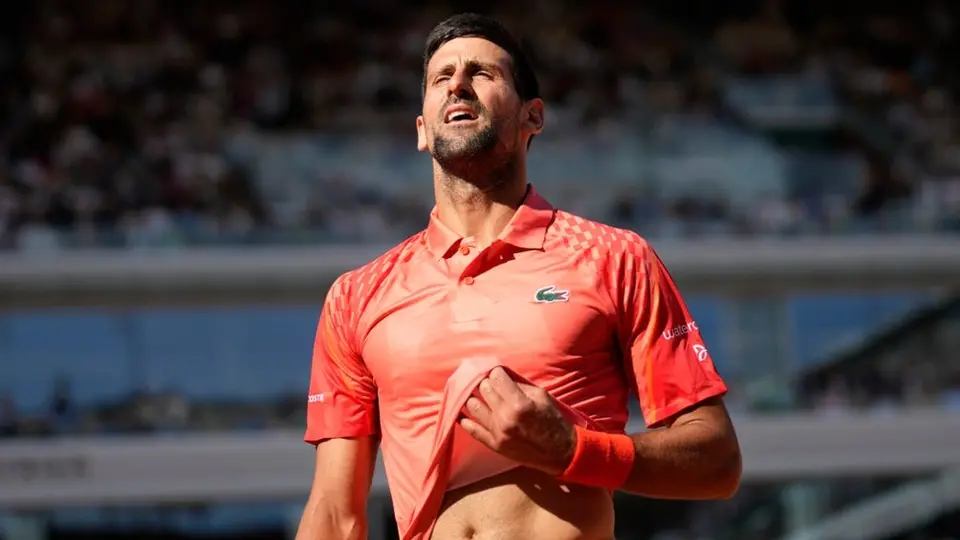 Novak Djokovic avanza de ronda en Roland Garros y explota ante los abucheos del público