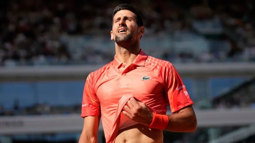 Novak Djokovic avanza de ronda en Roland Garros y explota ante los abucheos del público