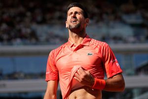 Novak Djokovic avanza de ronda en Roland Garros y explota ante los abucheos del público