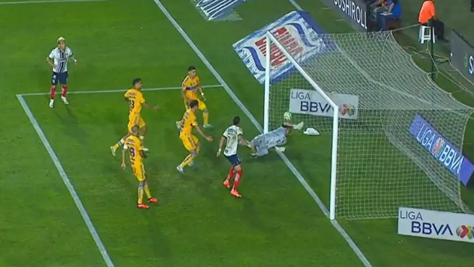 ¿Entró completamente? Gol de Rayados desata polémica