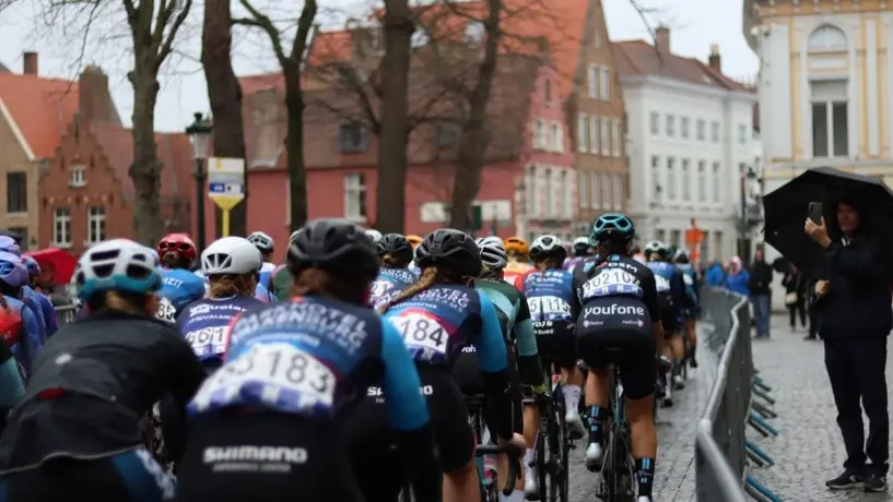 Ciclista aficionado queda herido después de intentar seguir el ritmo de profesionales en Classic Brugge