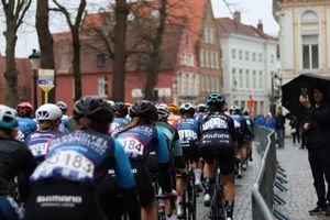 Ciclista aficionado queda herido después de intentar seguir el ritmo de profesionales en Classic Brugge