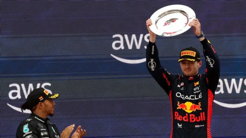 Max Verstappen se coronó en el Gran Premio de España; 'Checo' Pérez rescató la cuarta posición
