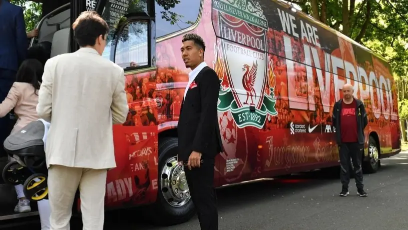 Roberto Firmino se pasea junto a familiares, compañeros y amigos en el camión del Liverpool