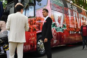 Roberto Firmino se pasea junto a familiares, compañeros y amigos en el camión del Liverpool
