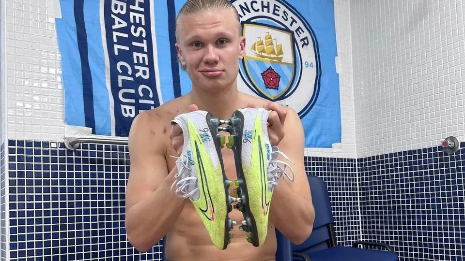 Erling Haaland modifica sus botines tras anotar una vez más en Premier League
