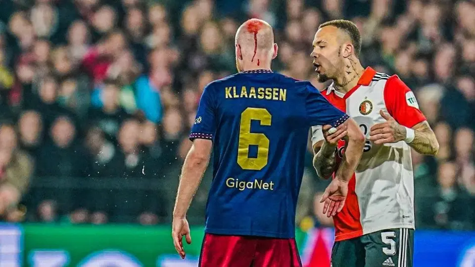 Feyenoord vs Ajax suspendido tras agresión a jugador