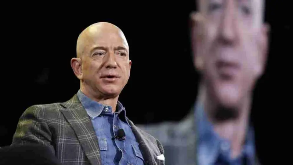 Jeff Bezos, fundador de Amazon, busca comprar a Commanders