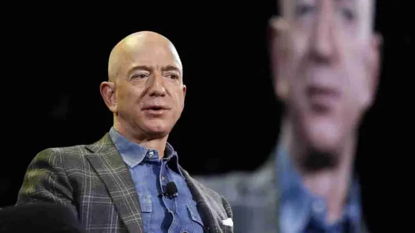 Jeff Bezos, fundador de Amazon, busca comprar a Commanders