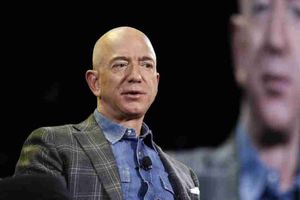 Jeff Bezos, fundador de Amazon, busca comprar a Commanders