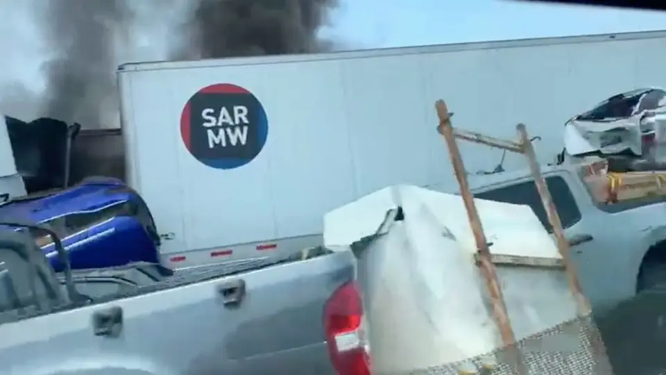 Accidente automovilístico en carretera con al menos diez vehículos involucrados