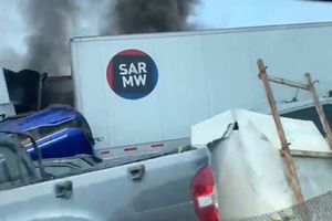 Accidente automovilístico en carretera con al menos diez vehículos involucrados