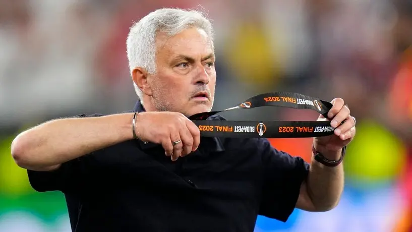 Mourinho arremete contra árbitros de la Final de Europa League en estacionamiento