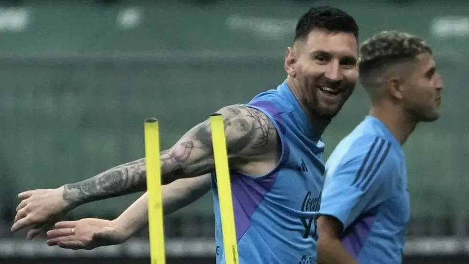 Messi fue captado dando un paseo en bicicleta por su natal Rosario