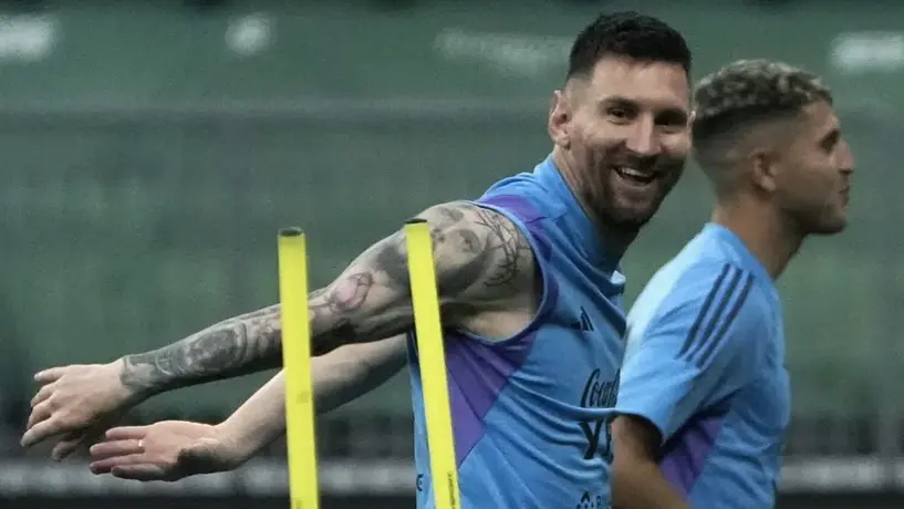 Messi fue captado dando un paseo en bicicleta por su natal Rosario