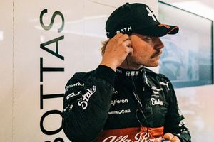 Valtteri Bottas compartió foto desnudo para refrescarse del calor