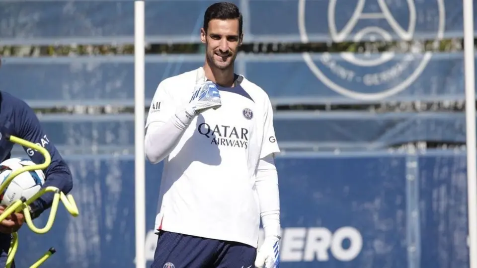 PSG: Esposa de Sergio Rico aseguró que el portero se reporta estable, pero en terapia intensiva