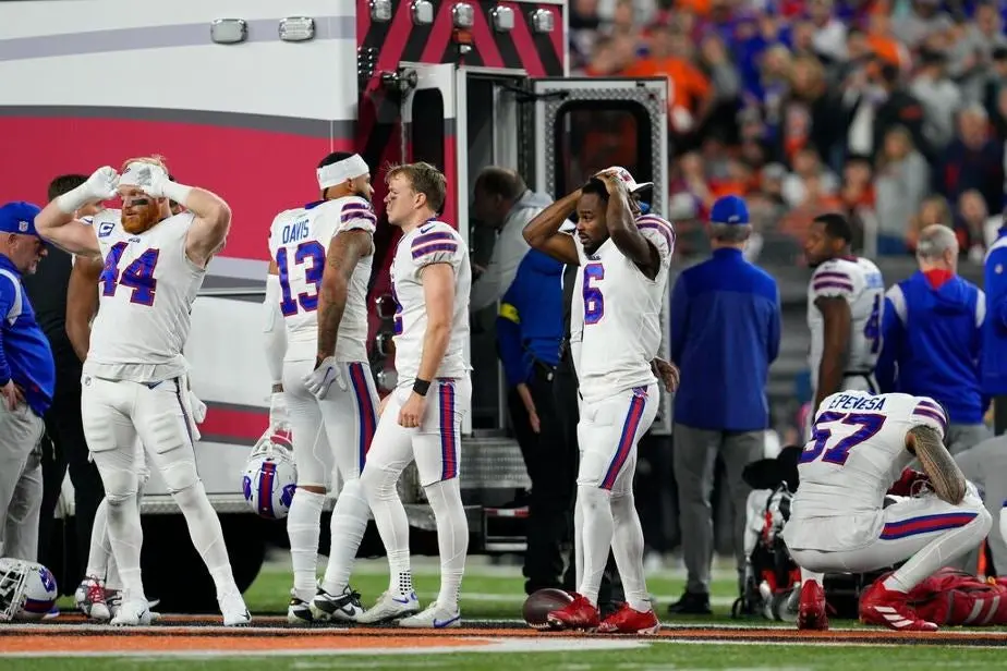 La NFL, conmocionada por el caso de Damar Hamlin AP