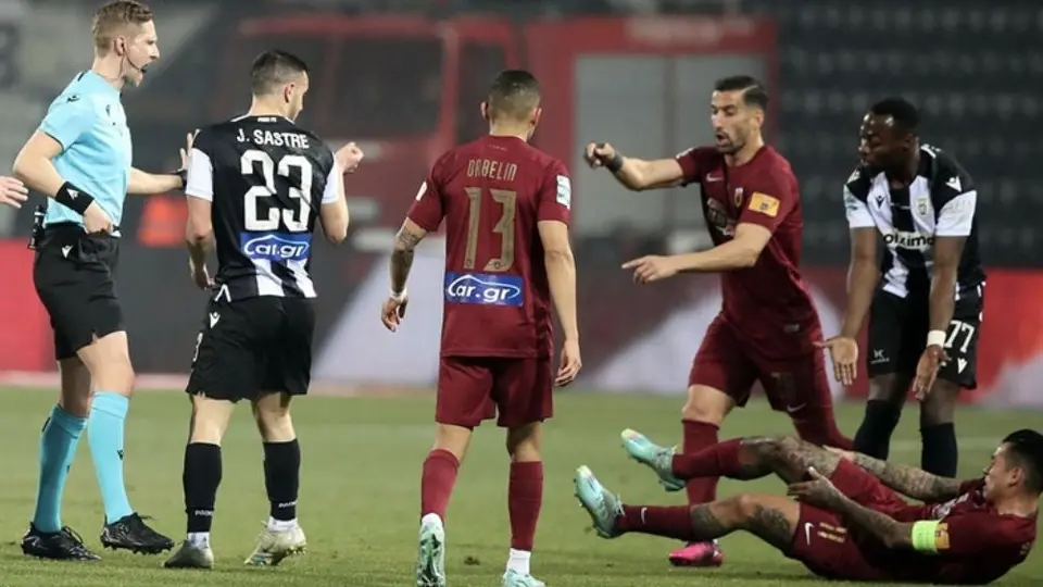 Orbelín Pineda no pudo hacer nada para evitar la derrota del AEK ante el PAOK