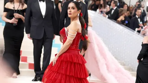 Met Gala 2023: Salma Hayek y Pedro Pascal roban miradas con atuendos rojos