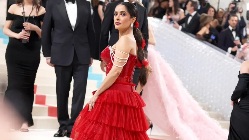 Met Gala 2023: Salma Hayek y Pedro Pascal roban miradas con atuendos rojos