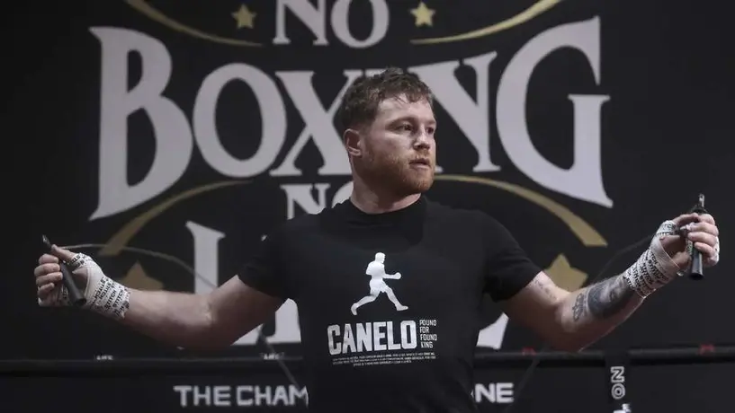 Canelo Álvarez presume sus increíbles tenis de edición especial