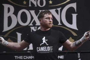 Canelo Álvarez presume sus increíbles tenis de edición especial