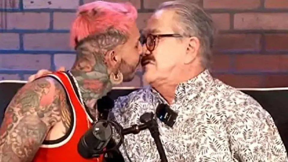 Pedrito Sola 'se aprovecha' de reconocido influencer y le da beso con 'mordida'; video se hace viral