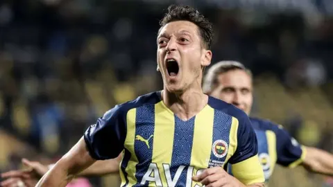 Necaxa felicitó a Mesut Ozil por sus 17 años de trayectoria