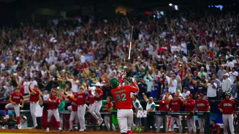 Clásico Mundial: Aficionados mexicanos cantan 'Cielito Lindo' en el estadio
