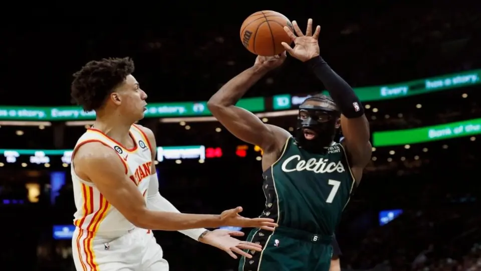 Celtics abren serie venciendo a Hawks con Jaylen Brown y Jayson Tatum como figuras