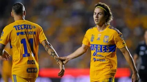 Sebastián Córdova, apunto de hacer 'Temoseñal' en presentación de uniforme de Tigres