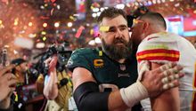 Super Bowl LVII: Travis y Jason Kelce rompieron en llanto por la felicidad de su mamá
