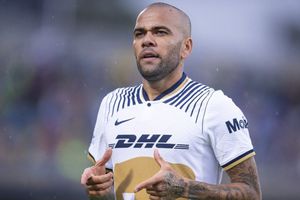 Dani Alves: Cabizbajo y sin comer, así fue su primera noche en prisión