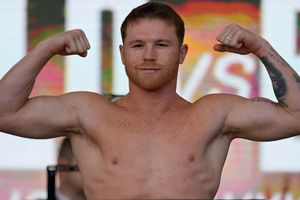 Canelo rompe protocolo y se toma foto con jugadoras de Chivas Femenil