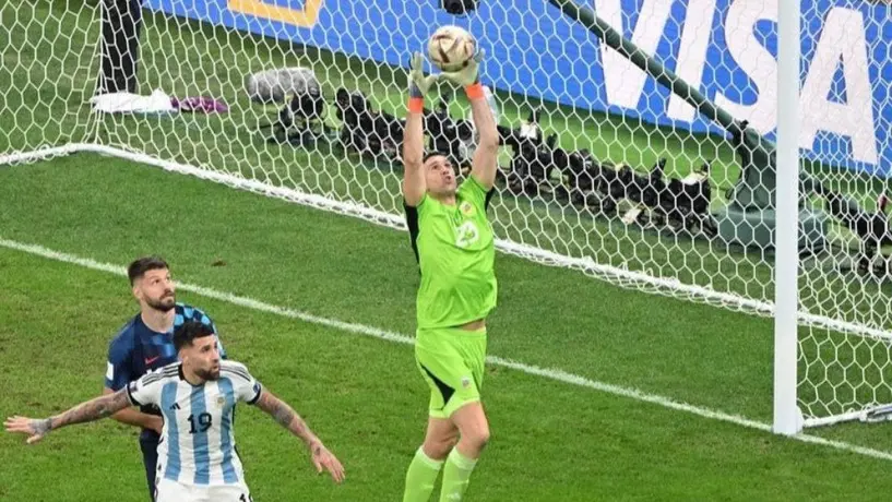 Dibu Martínez subastó los guantes que usó en Qatar 2022